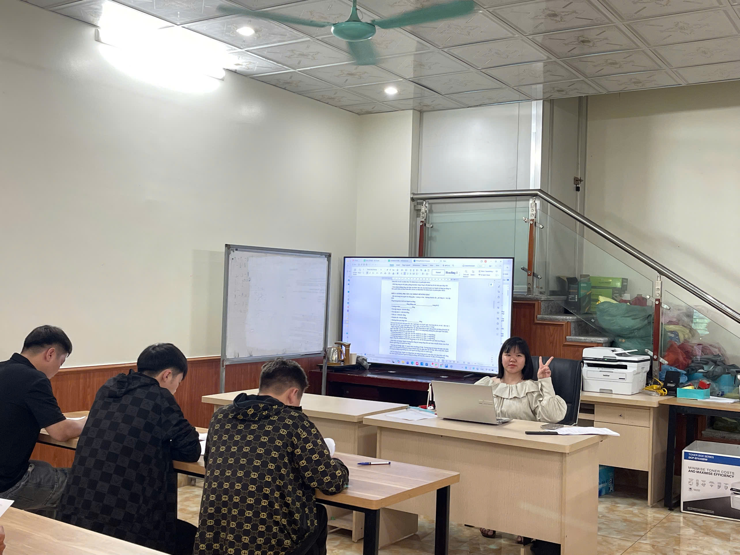 Buổi phỏng vấn trực tiếp đ&aacute;nh gi&aacute; năng lực ngoại ngữ v&agrave; chuy&ecirc;n m&ocirc;n ME của ứng vi&ecirc;n.