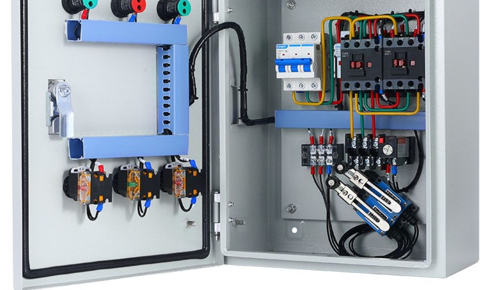 Kỹ thuật vi&ecirc;n điện c&ocirc;ng nghiệp tiếng Trung Bắc Ninh đấu nối tủ nguồn.