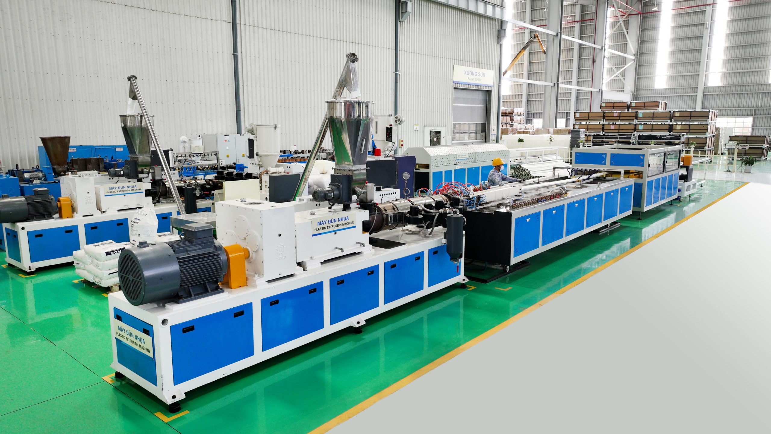Hệ thống nhà xưởng quy mô lớn và các dây chuyền sản xuất cơ khí, ép nhựa hiện đại tại Khu công nghiệp Quế Võ Bắc Ninh.