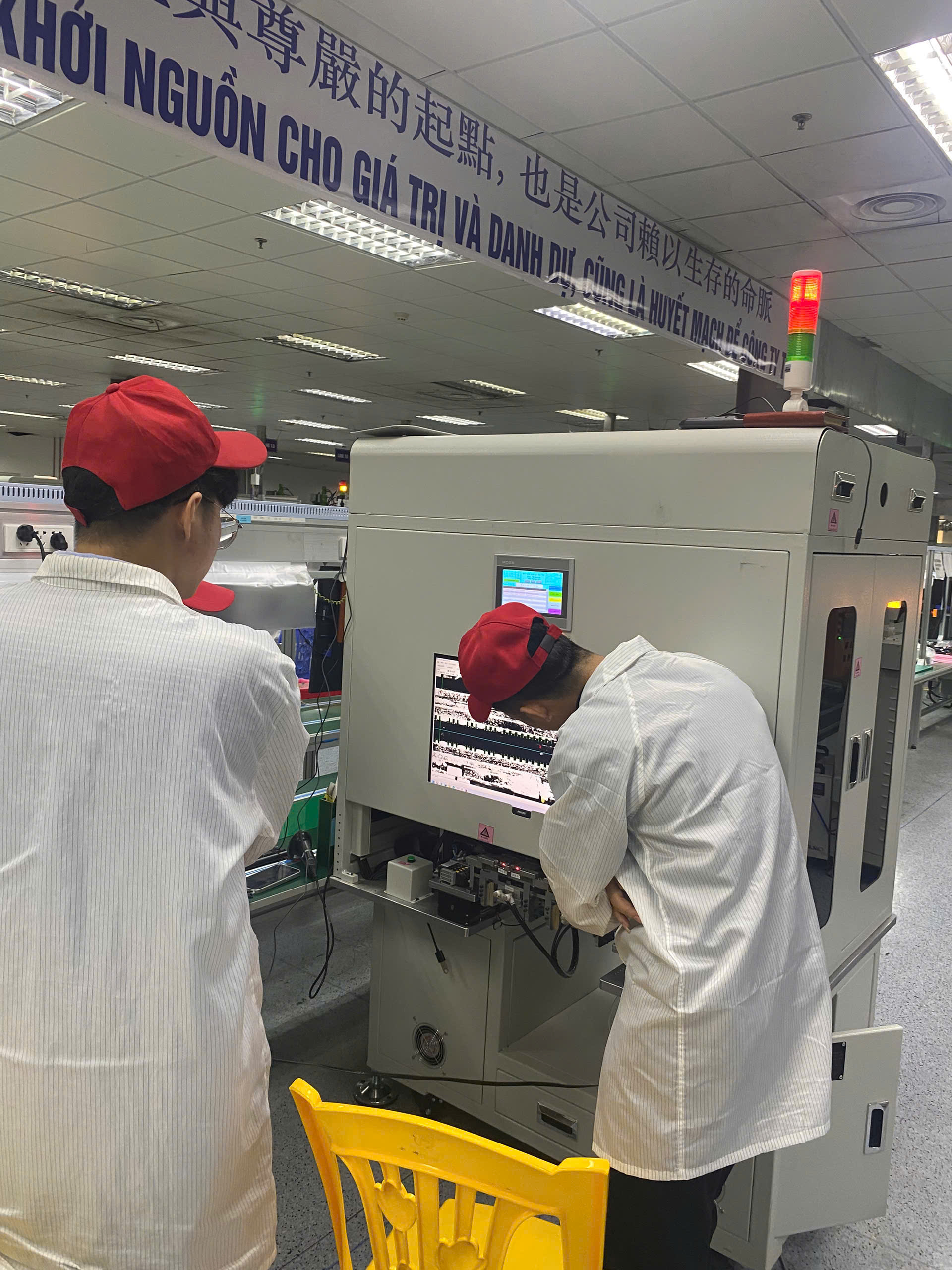 Đội ngũ kỹ thuật vi&ecirc;n thu&ecirc; ngo&agrave;i đang tiến h&agrave;nh vận h&agrave;nh v&agrave; kiểm tra d&ograve;ng chảy sản phẩm tr&ecirc;n d&acirc;y chuyền tự động.