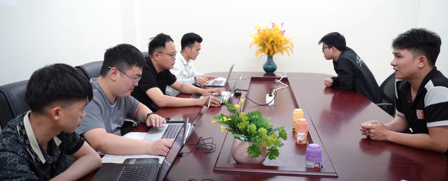 Đội ngũ ứng viên kỹ thuật tham gia bài test thực hành lập trình và xử lý lỗi thiết bị tại trung tâm đánh giá.