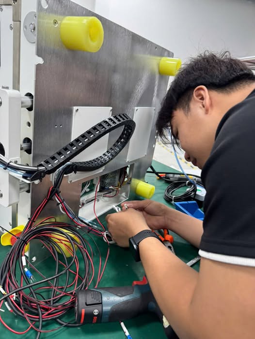 Kỹ thuật viên bảo trì đang xử lý công việc tại nhà xưởng