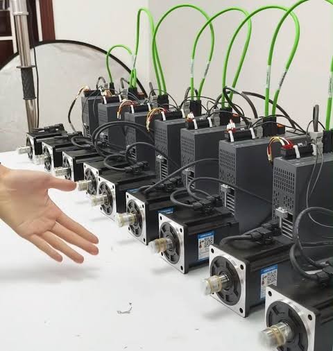 Kỹ thuật viên PLC tiếng Trung Bắc Ninh đang cấu hình hệ thống điều khiển.