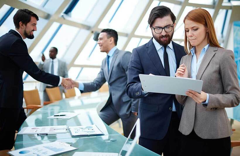 Bi&ecirc;n dịch vi&ecirc;n phối hợp c&ugrave;ng kỹ sư c&ocirc;ng nghệ r&agrave; so&aacute;t t&iacute;nh ch&iacute;nh x&aacute;c của c&aacute;c thuật ngữ chuy&ecirc;n ng&agrave;nh