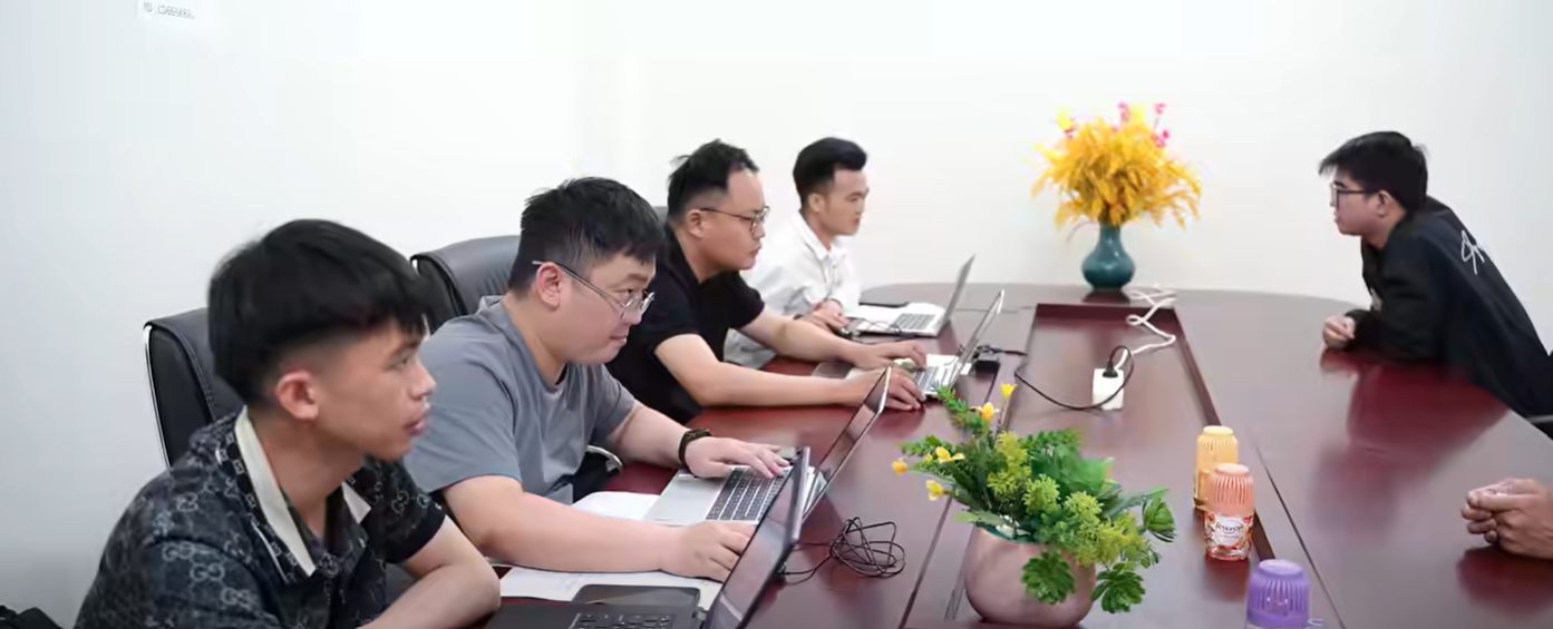 Buổi phỏng vấn trực tiếp giữa ứng viên kỹ sư và ban giám đốc nhà máy FDI.